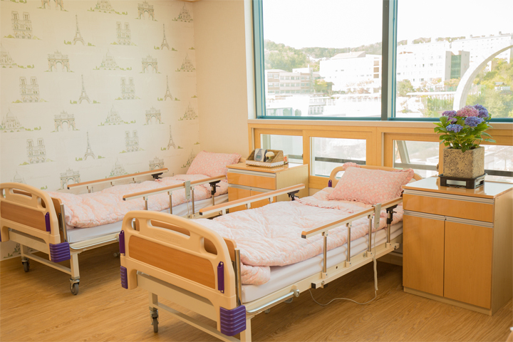 마더링케어요양원 4인실침대1