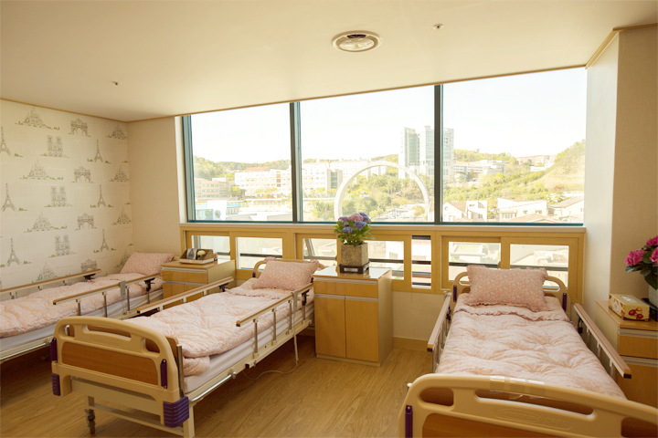 마더링케어요양원 4인실침대3